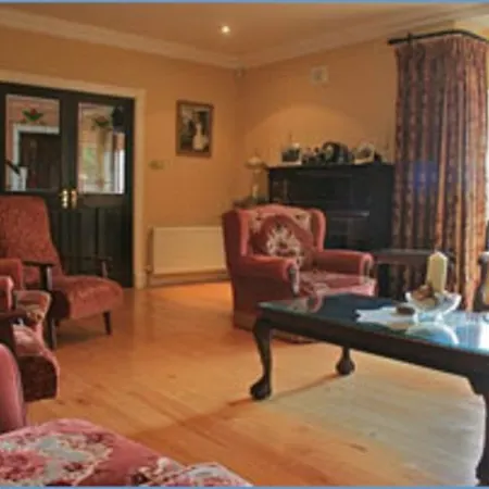 Tom & Eileen's Farm Hotel